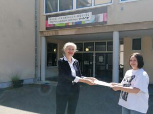 Neva Aslan vom AStA übergibt Katja Graf (Schulausschussmitglied FDP) den Brief zum Schoko-Ticket für die Studierenden