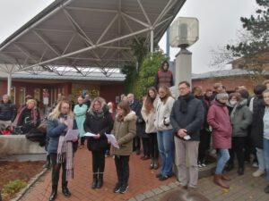 Thiara Scheuer und weitere Studentinnen lesen die Worte von Sheri Stern vor, die per Videoübertragung aus Baltimore (USA) der Veranstaltung beiwohnte und die den Stolperstein für Gerda Overbeck spendete. Sheri Stern ist selbst Nachkomme eines Hagener Holocaustopfers und ihr war es daher ein Herzensanliegen, den Stein zu spenden wie sie sagte.