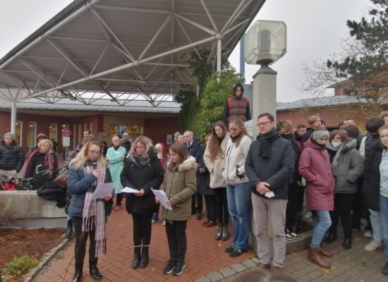 Thiara Scheuer und weitere Studentinnen lesen die Worte von Sheri Stern vor, die per Videoübertragung aus Baltimore (USA) der Veranstaltung beiwohnte und die den Stolperstein für Gerda Overbeck spendete. Sheri Stern ist selbst Nachkomme eines Hagener Holocaustopfers und ihr war es daher ein Herzensanliegen, den Stein zu spenden wie sie sagte.