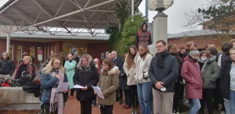 Thiara Scheuer und weitere Studentinnen lesen die Worte von Sheri Stern vor, die per Videoübertragung aus Baltimore (USA) der Veranstaltung beiwohnte und die den Stolperstein für Gerda Overbeck spendete. Sheri Stern ist selbst Nachkomme eines Hagener Holocaustopfers und ihr war es daher ein Herzensanliegen, den Stein zu spenden wie sie sagte.