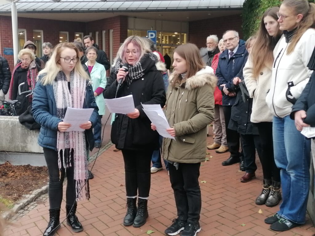 Thiara Scheuer und weitere Studentinnen lesen die Worte von Sheri Stern vor, die per Videoübertragung aus Baltimore (USA) der Veranstaltung beiwohnte und die den Stolperstein für Gerda Overbeck spendete. Sheri Stern ist selbst Nachkomme eines Hagener Holocaustopfers und ihr war es daher ein Herzensanliegen, den Stein zu spenden wie sie sagte. 